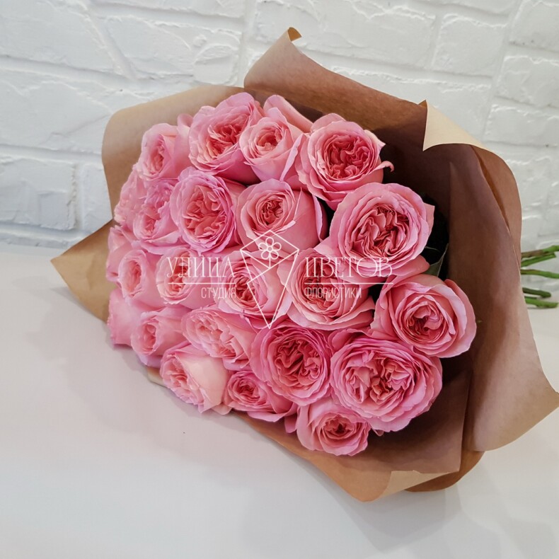 Розовые пионовидные розы "Пинк Экспрешен"