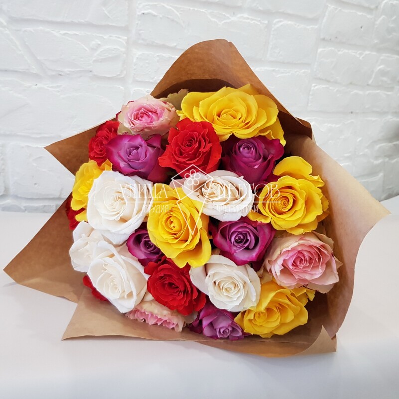 Микс из разноцветных эквадорских роз 40 см.