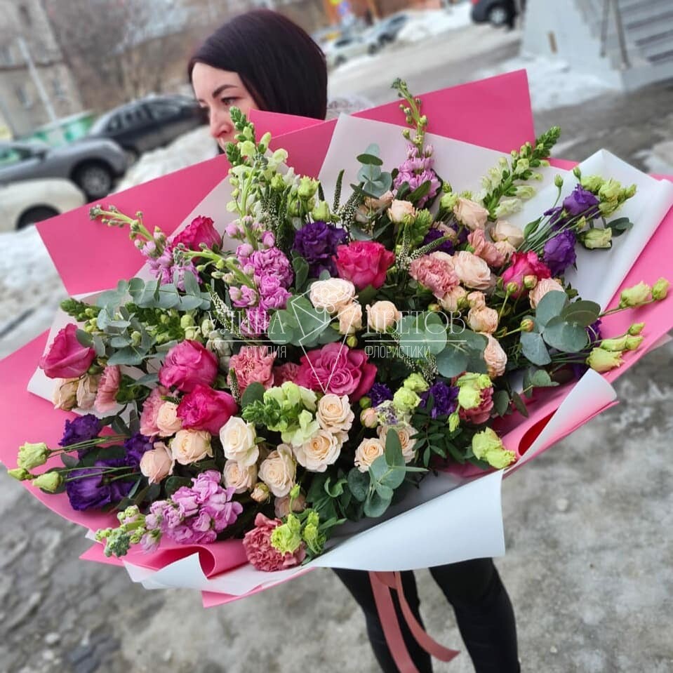 Цветы рязань сайт. Стильный букет для женщины. Букет цветов на улице. Ярко розовый сборный букет. Букеты Рязань.